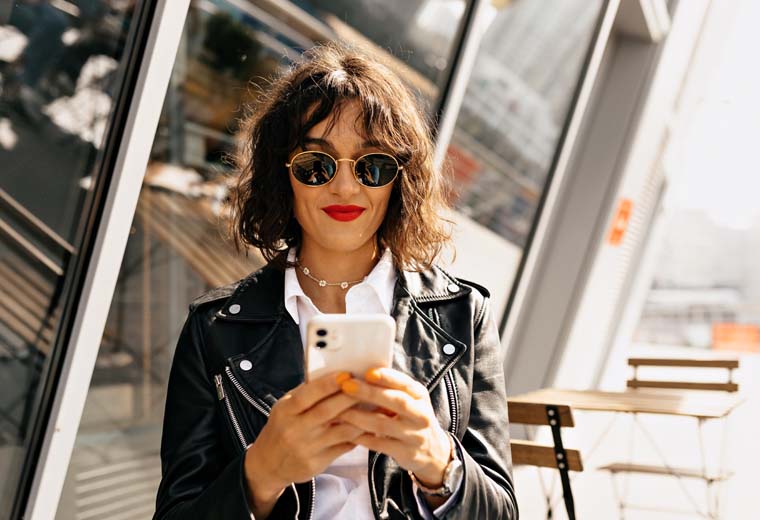 buymates-girl-phone